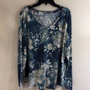 Long sleeve v-neck t-shirt